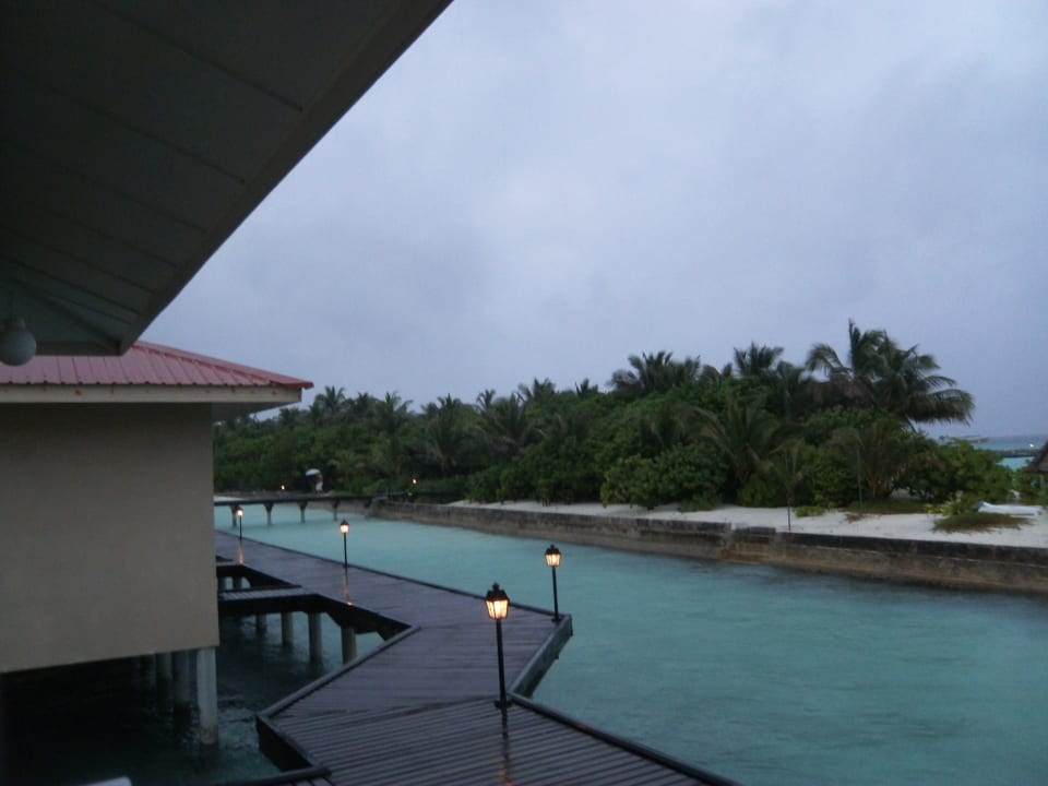 Steg zu Wasserbungalow Summer Island Maldives