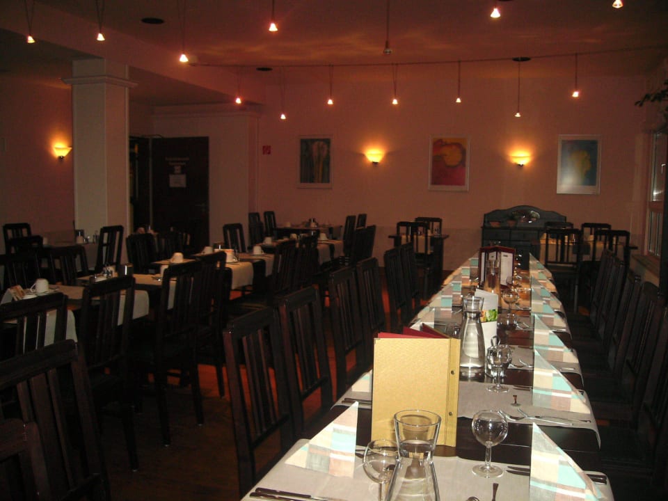 Na ja - arg  lange Tische  ACHAT Hotel Schwetzingen Heidelberg