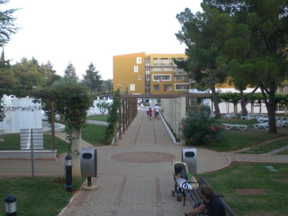 Weg vom Strand zum Hotel Hotel Garden Istra Plava Laguna