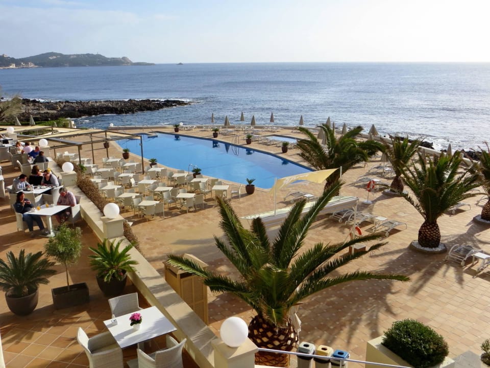 Blick vom Balkon auf den Außenpool Grupotel Aguait Resort & Spa - Adults only