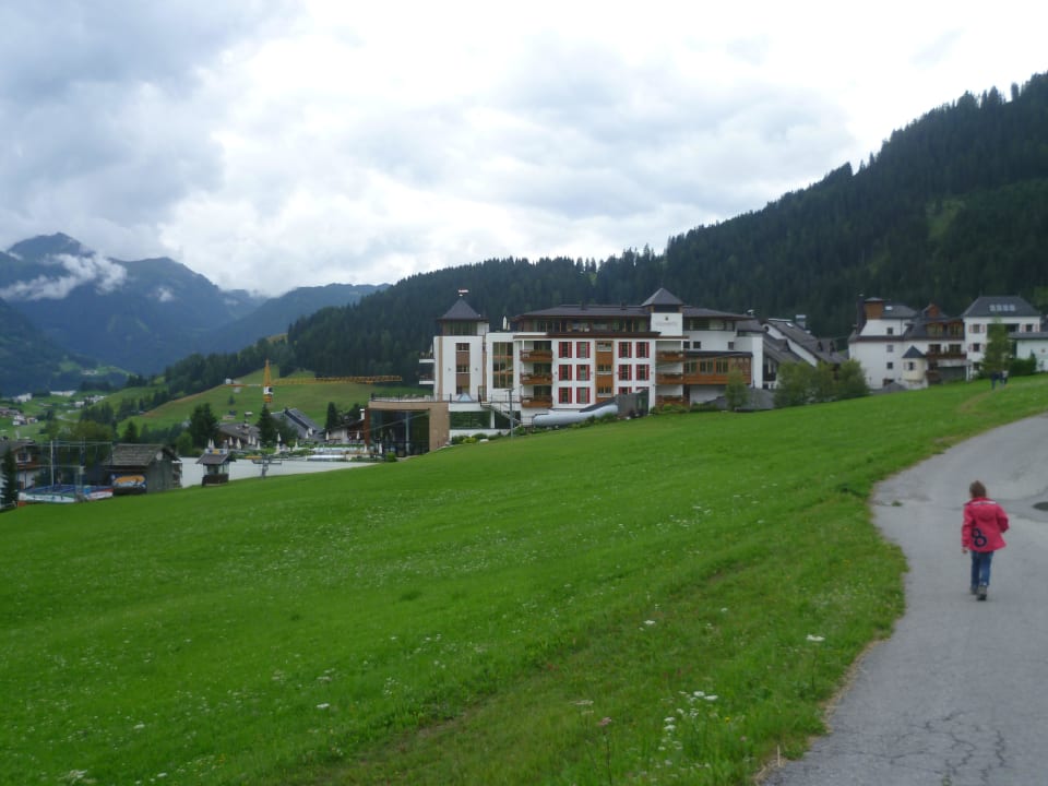 Von der Seilbahn zum Hotel Schlosshotel Fiss