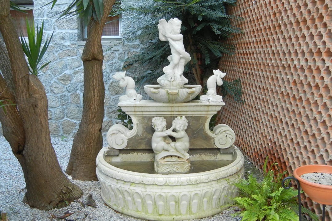 Brunnen vor den Zimmerpassagen Aldiana Club Rocca Nettuno Calabria