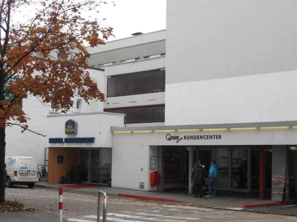 Blick auf Hotel und Garageneinfahrt Best Western Hotel Darmstadt