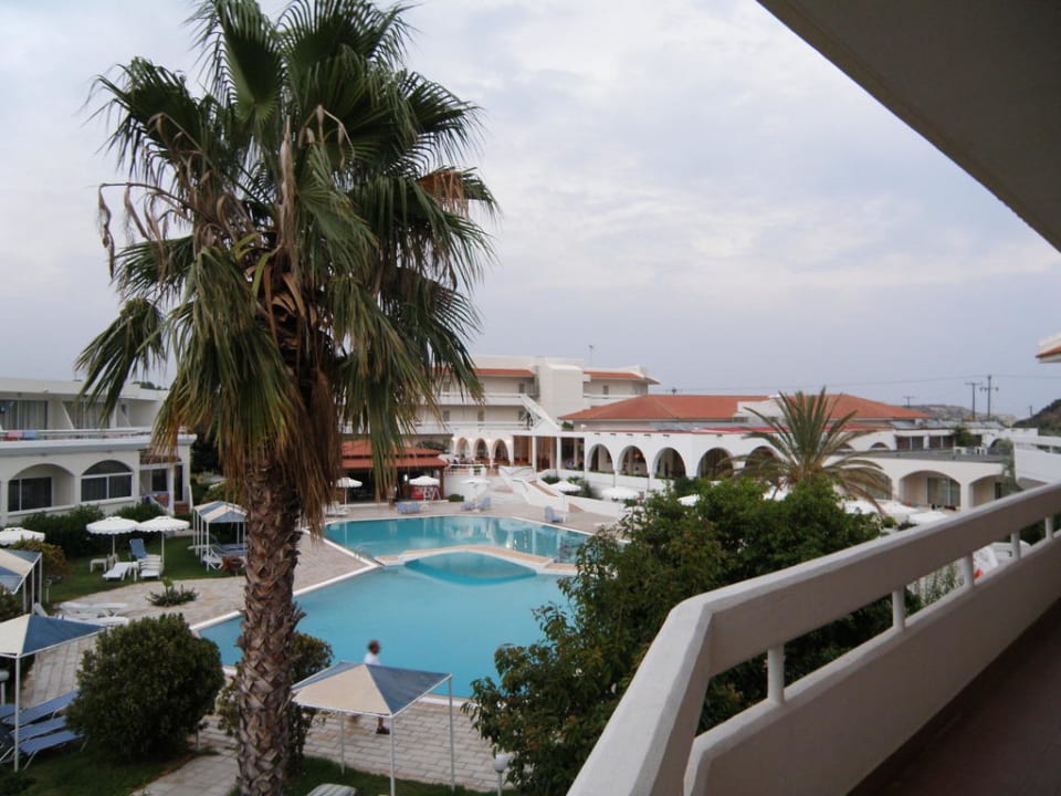 Pool am Tag Niriides Hotel