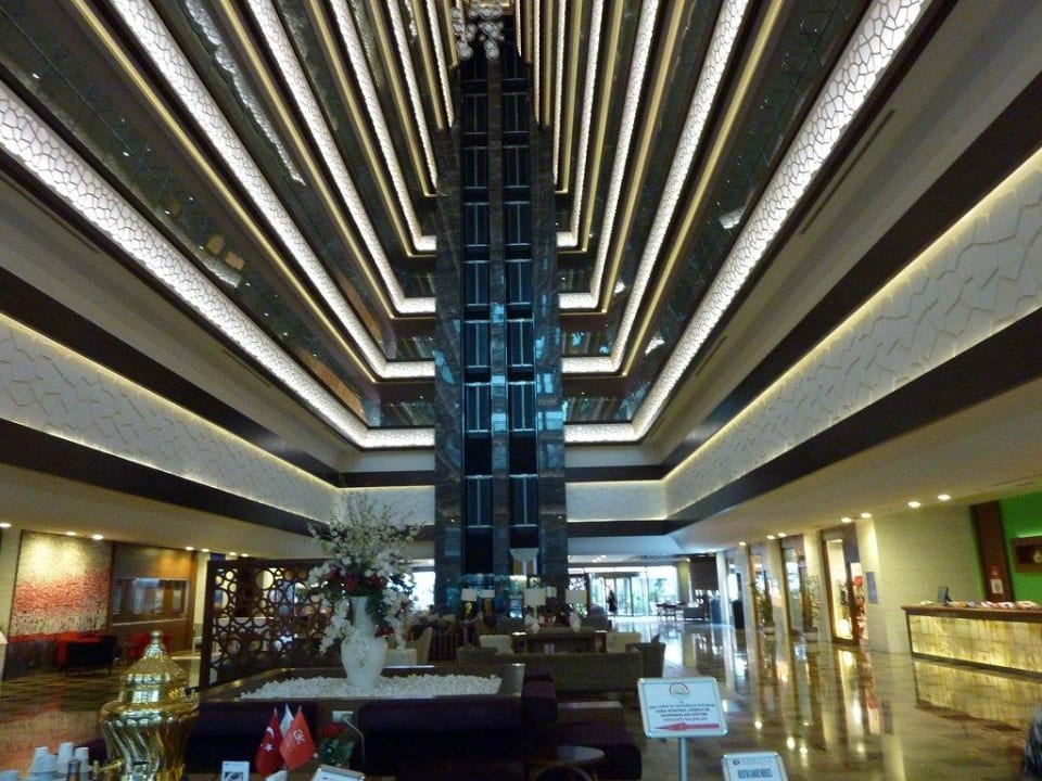 Eingangsbereich mit Aufzügen Ramada Plaza Antalya