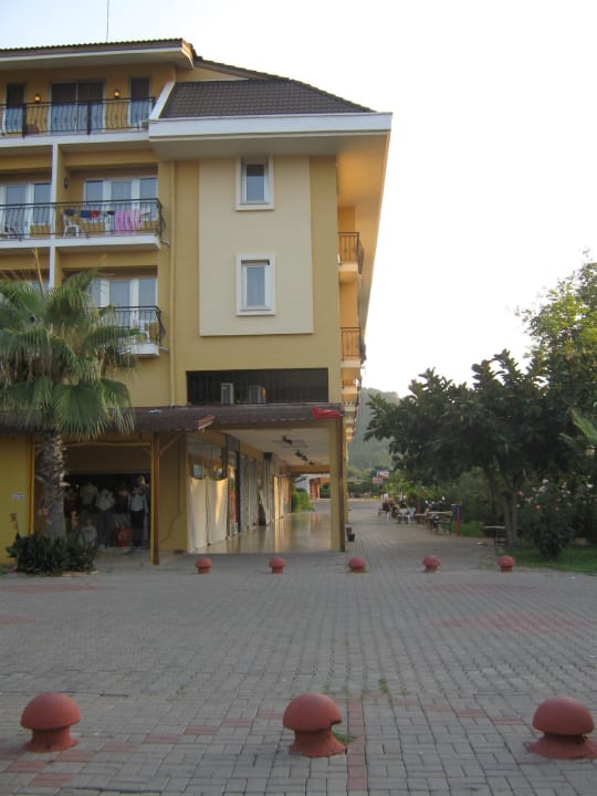 У входа на территорию отеля - мaгазинчики Hotel Seker Resort