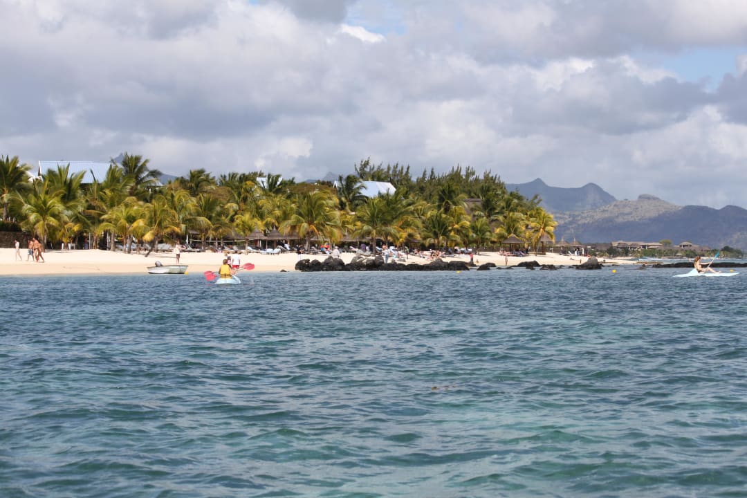 Strand aus Sicht beim Tretbootfahren Victoria Beachcomber Resort & Spa
