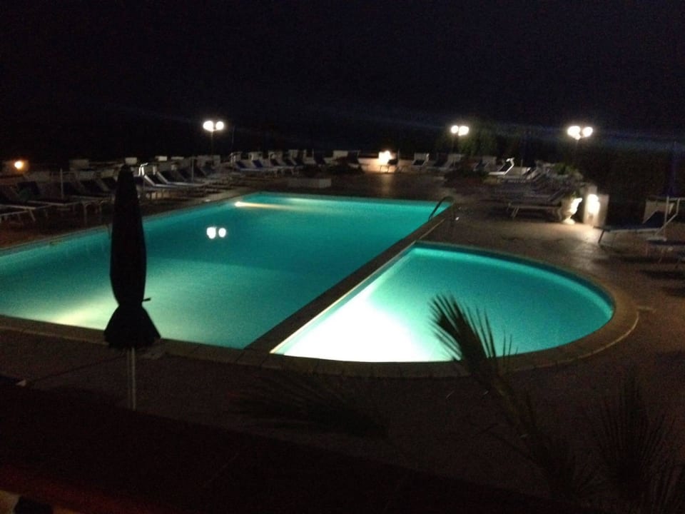 Der Pool bei Nacht Villaggio Calispera
