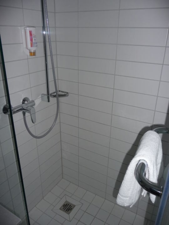 Duschbereich (Platz für zwei Personen) Premier Inn Nürnberg City Nordost