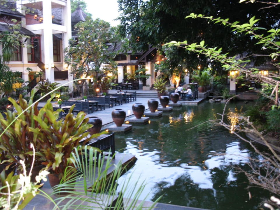 Teich mit Bestuhlung zum Essen Hotel Wienglakor