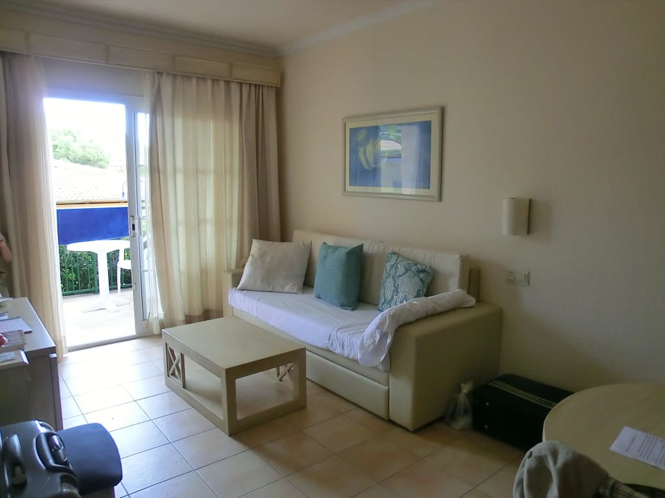 Blick auf (Schlaf)Couch VIVA Cala Mesquida Resort & Spa