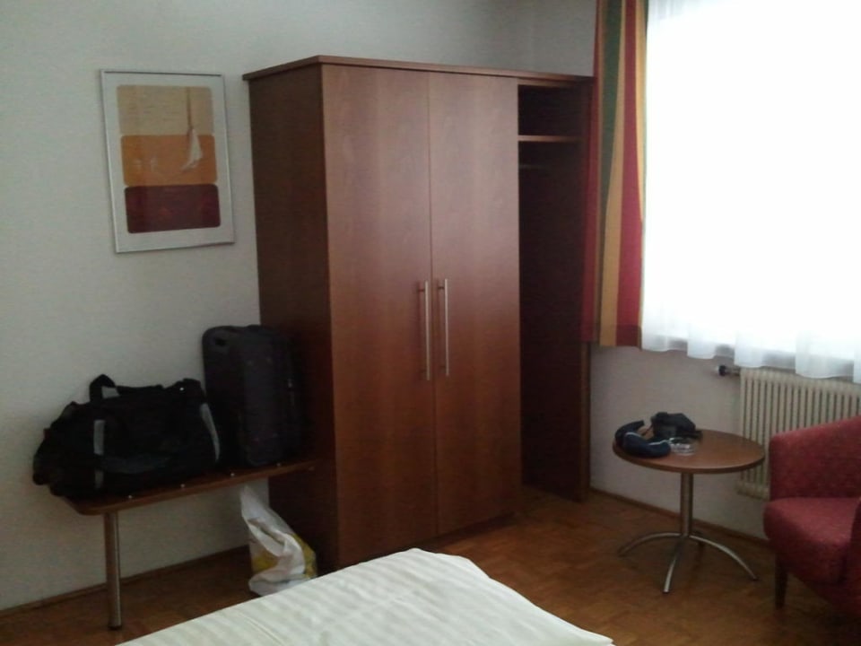 Schrank im Schlafzimmer Hotel Via Roma