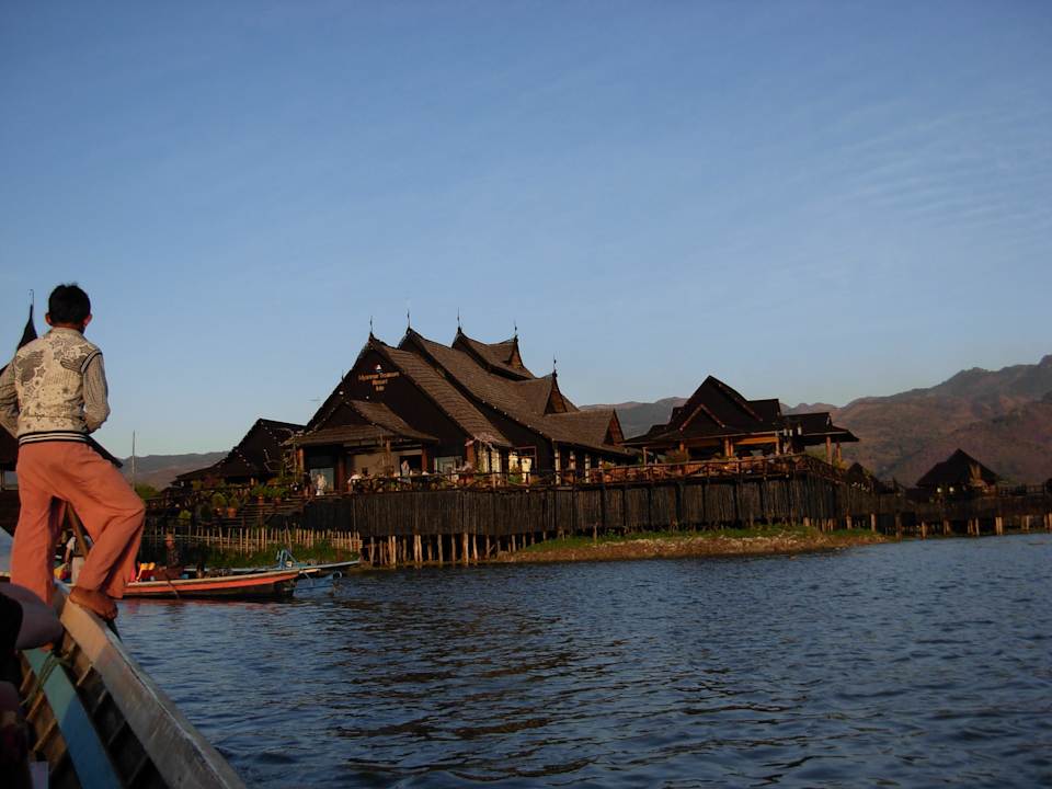 Mit dem Boot zum Hotel Myanmar Treasure Resort - Inle Lake