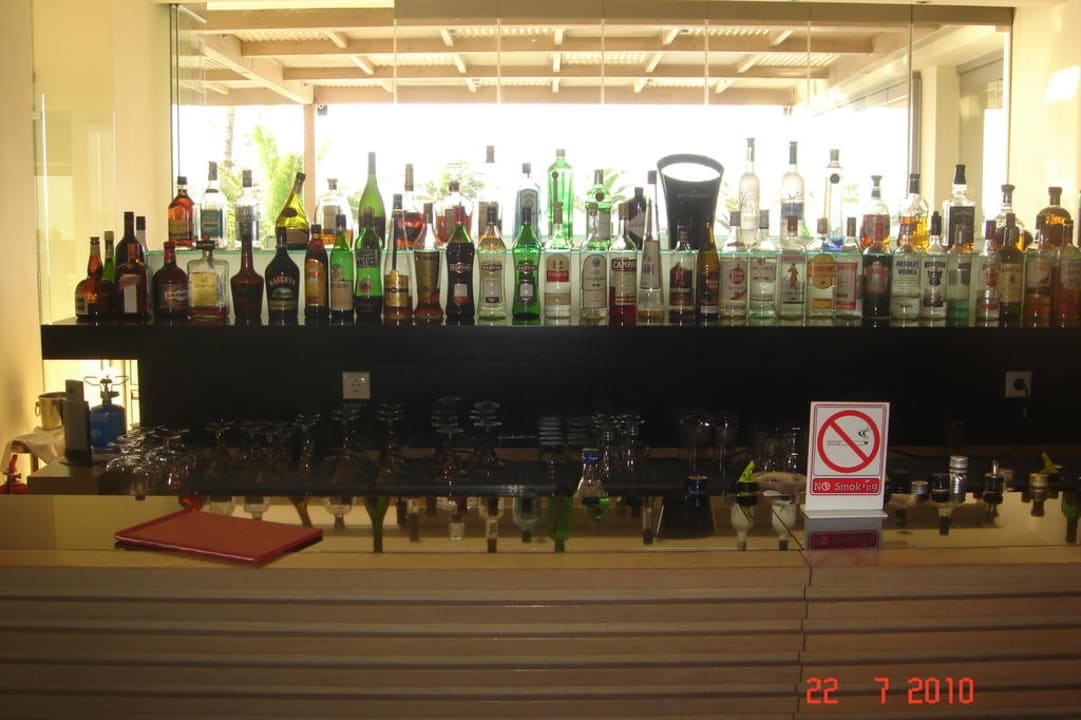 Sowicie zaopatrzony drink bar The Ixian Grand & All Suites