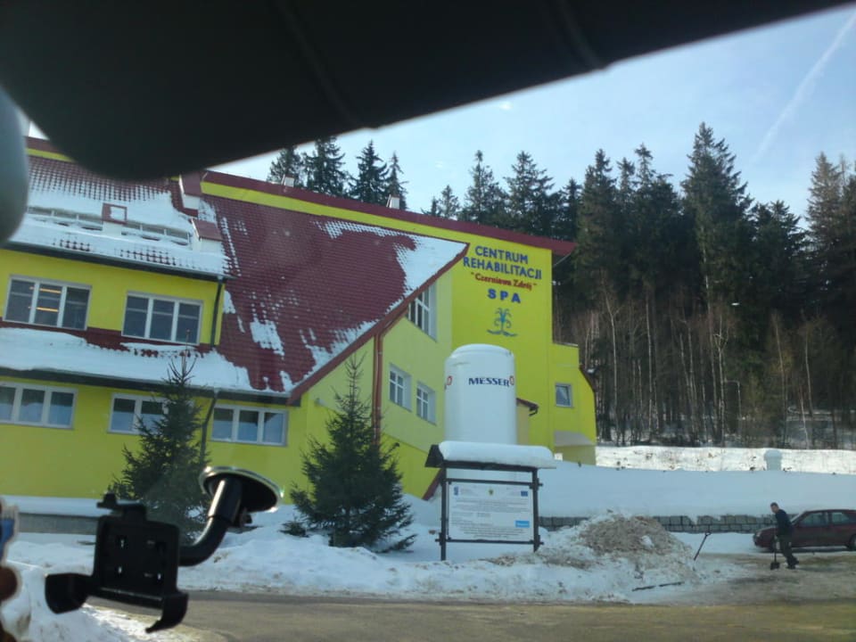 Holtel von der Straße aus fotografiert Klinika Młodości Medical SPA