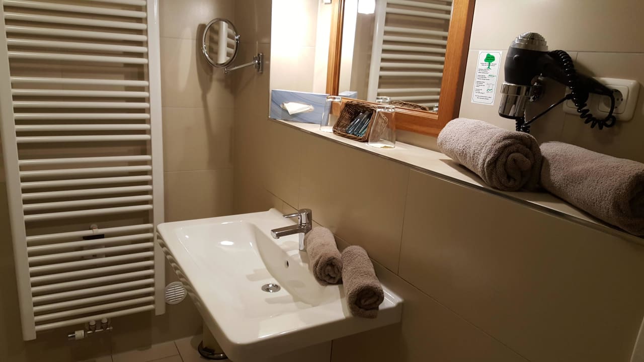 Badezimmer im Prestige Zimmer Hotel Ampervilla