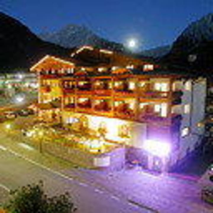 Notturna a Canazei Hotel Croce Bianca Leisure & Spa