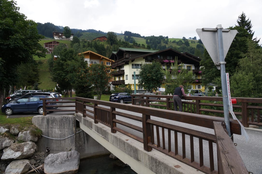 Das Hotel von der Straße aus gesehen ARBOR - Hotel & Apartments