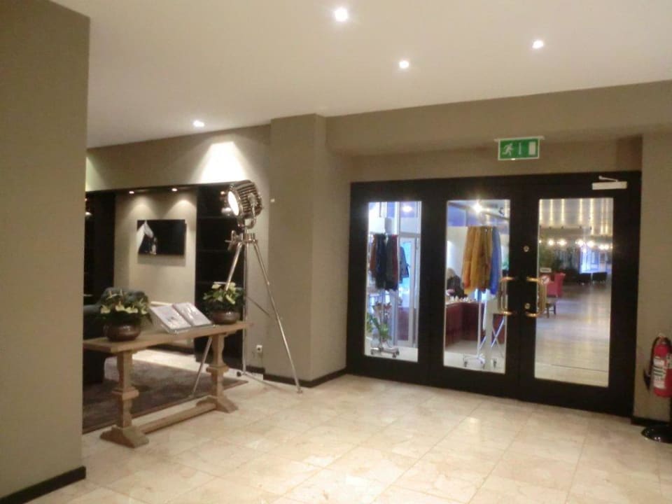 An der Rezeption im Eingangsbereich Wyndham Garden Lahnstein Koblenz Hotel