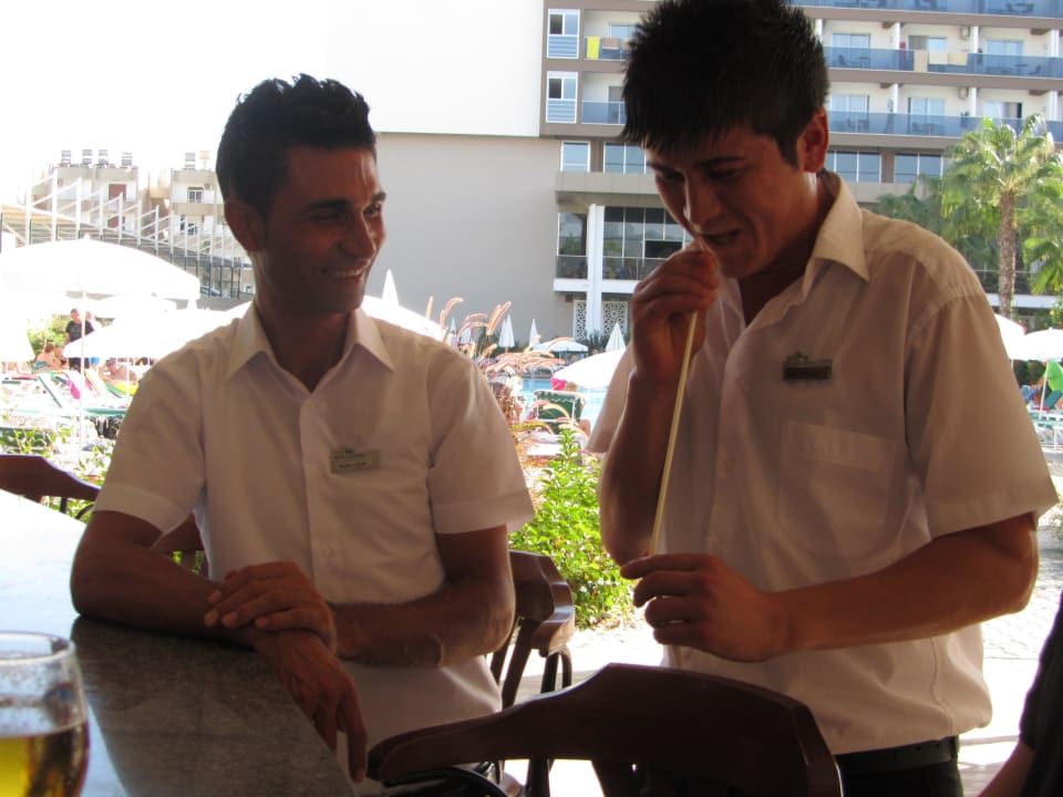 Auch Harkan versucht den Ballon aufzublasen Hotel Royal Garden Beach