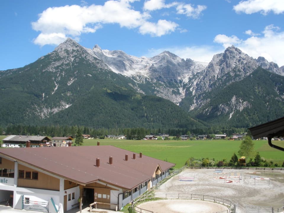 Blick auf die Stallungen Hotel Strasserwirt Reiterhof