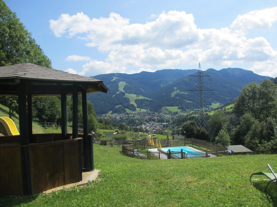 Idyllischer Blick auf Bad und Berge Landhof Kreuzsalgut