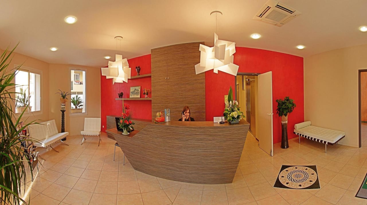 Hall de l'Hôtel Ibis Styles Hyeres Centre Gare
