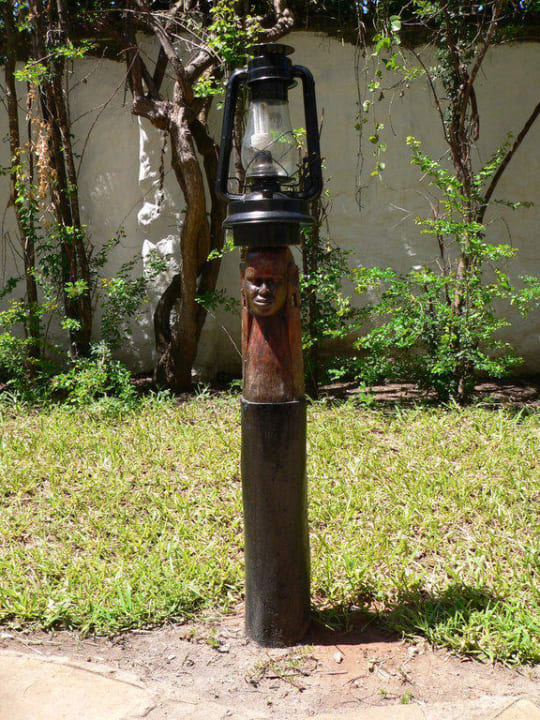 Detailierte Lampenhalter im gesamten Gartenbereich Hotel Southern Palms Beach Resort