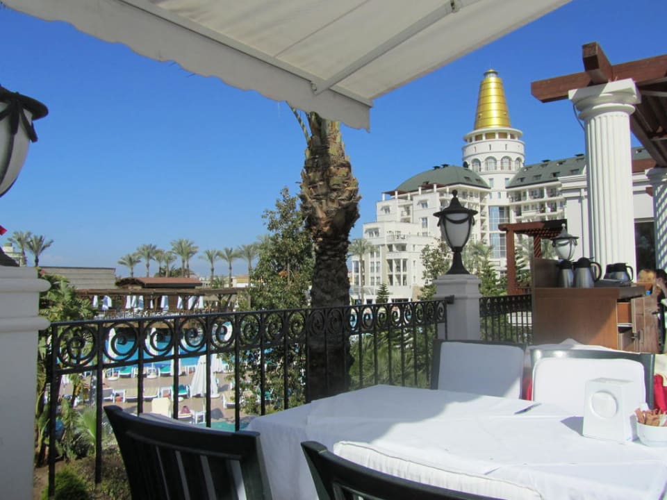 Sonnenterrasse beim Frühstück Hotel Delphin Diva