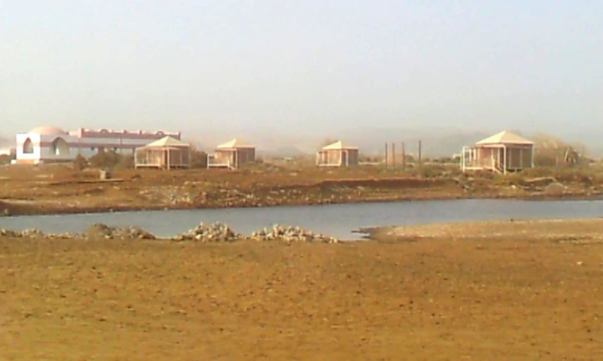 Aussicht vom Strand auf die Wüste Three Corners Equinox Beach Resort