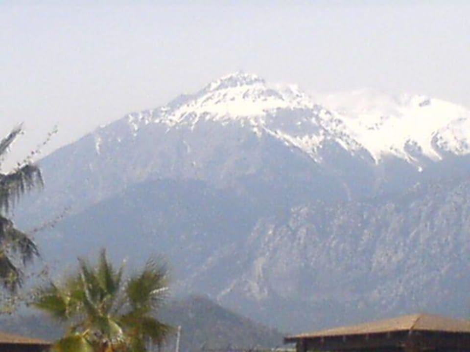 Berg mit Schnee und bei uns war 27° Limak Limra Hotel & Resort