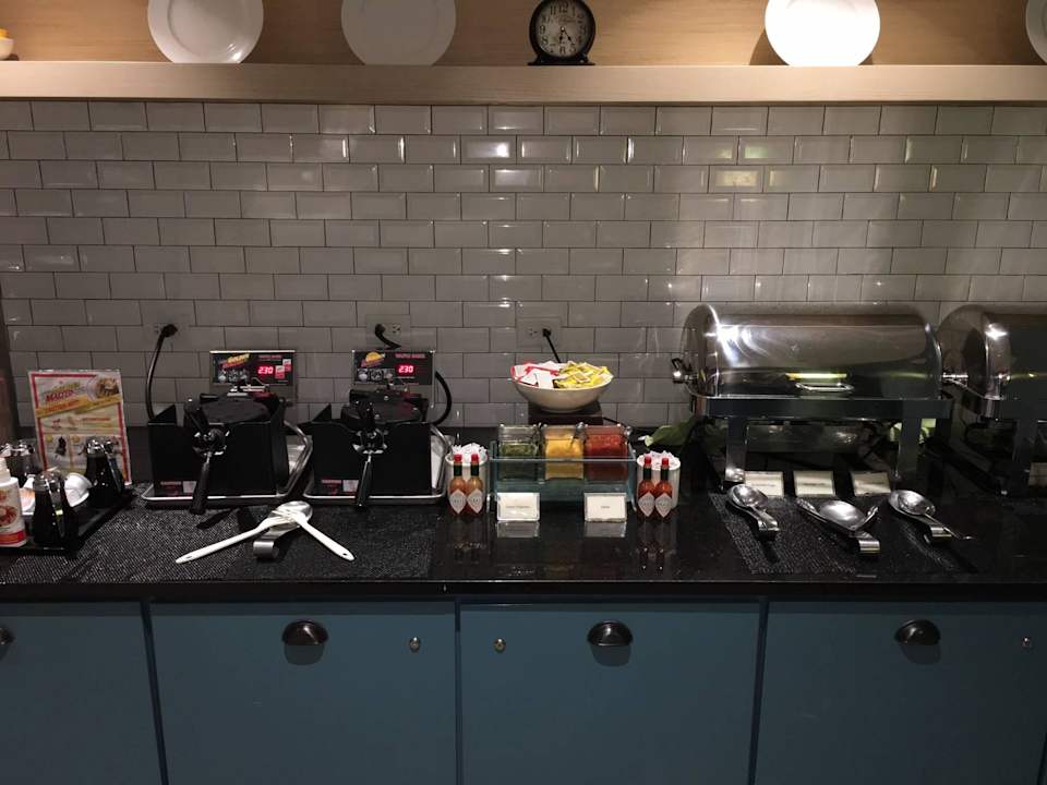 Frühstücksauswahl Country Inn & Suites by Radisson, Springfield Southeast