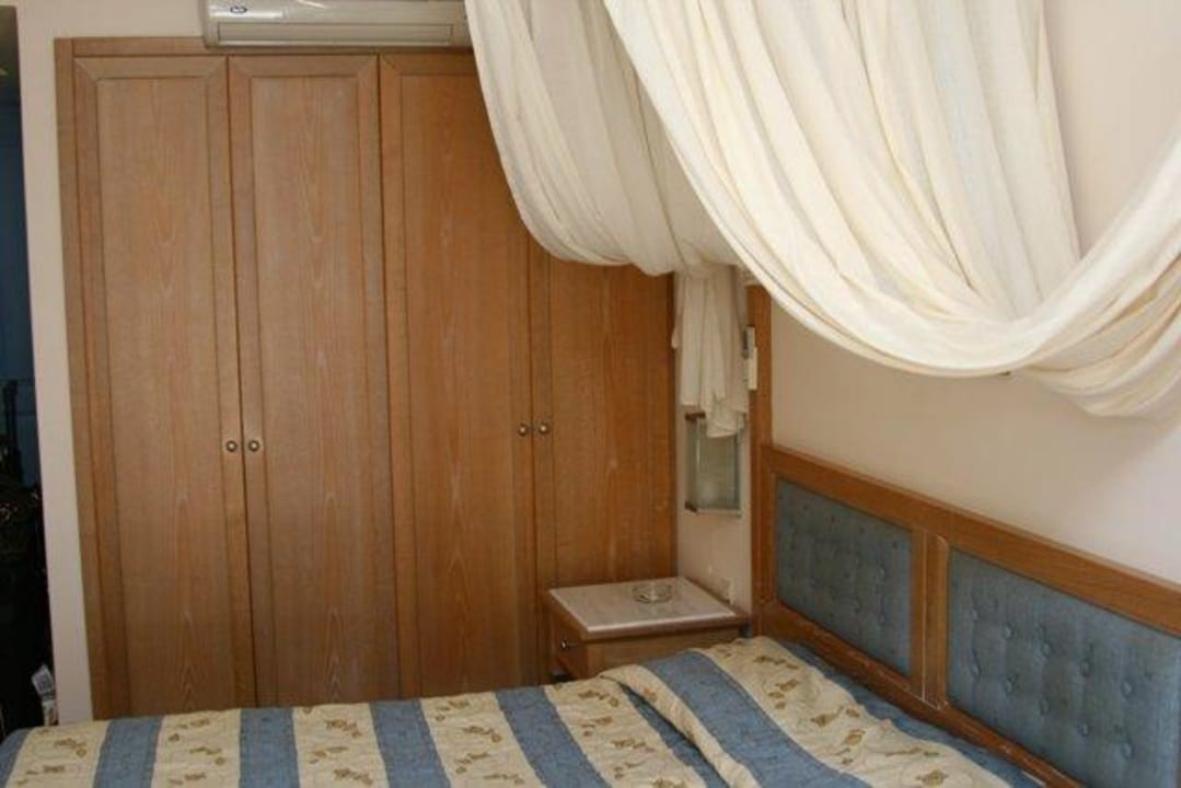 Das Bett und Schrank Atlantica Marmari Beach