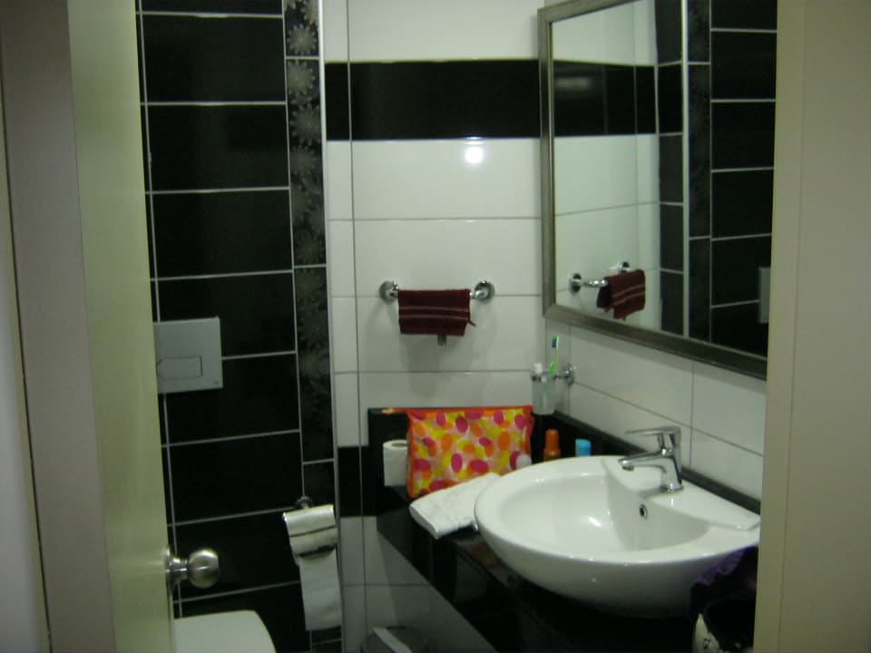 Badezimmer mit einer sehr großen Dusche  Hatipoglu Beach Hotel