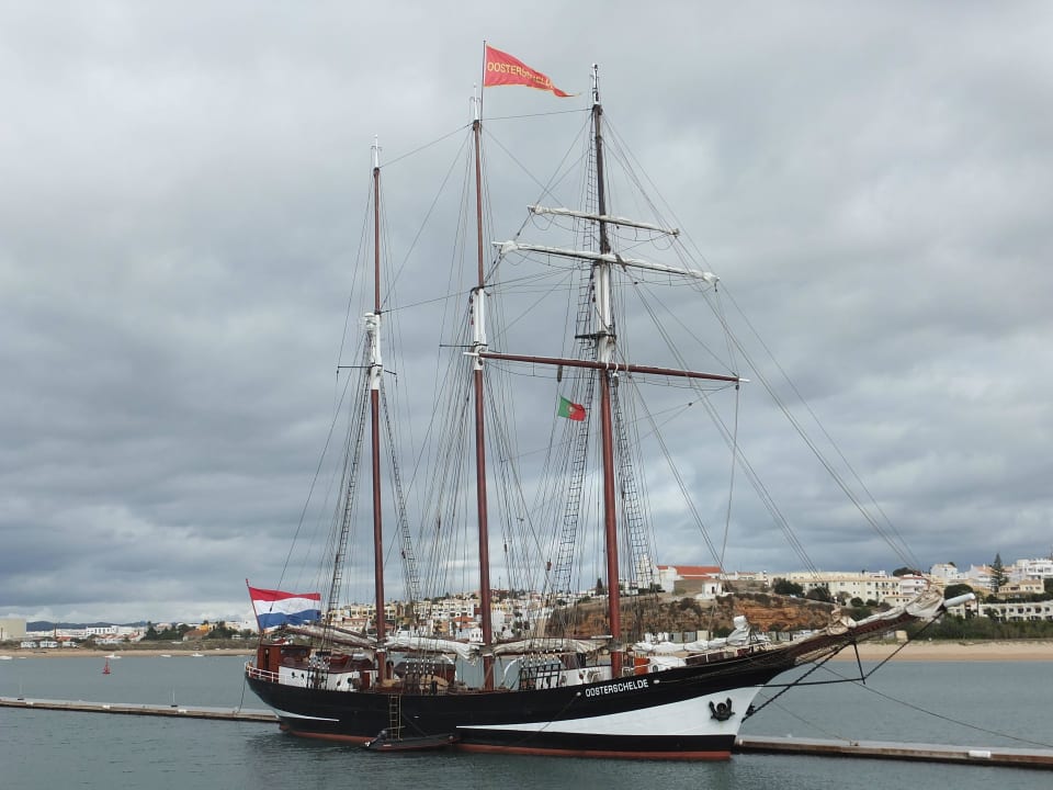 Segelschiff aus Holland Ankert vor dem Speisesaal NH Marina Portimão Resort