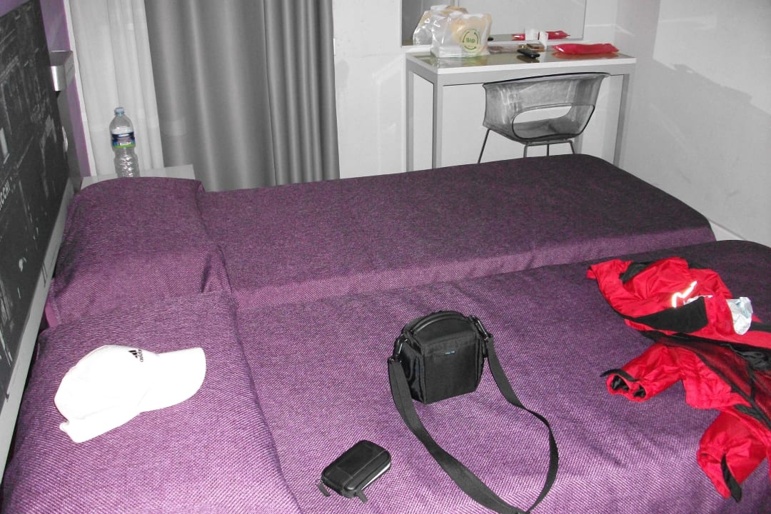 Bett mit Zimmer drumrum...  Hotel Mondial