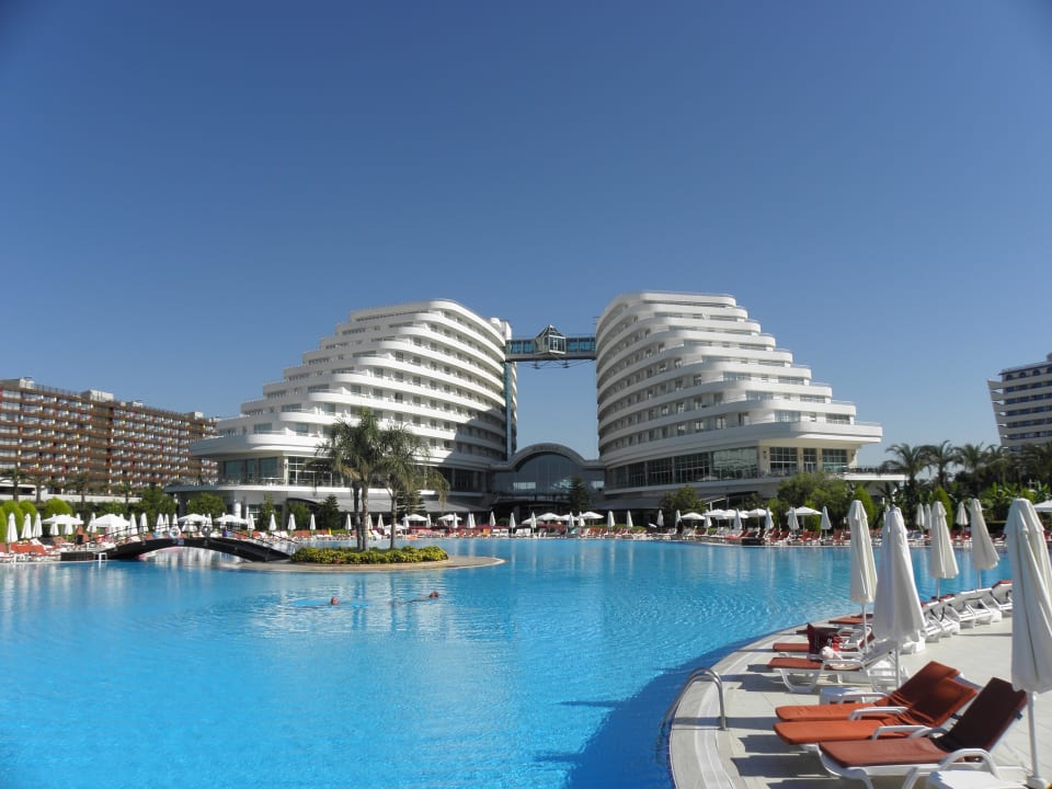 Vom Pool aus Hotel Miracle Resort