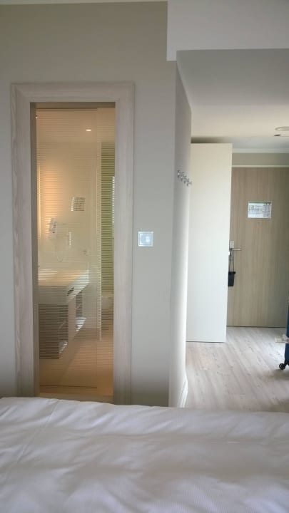 Blick vom Bett durchs ganze Bad hindurch  SEETELHOTEL Kaiserstrand Beachhotel