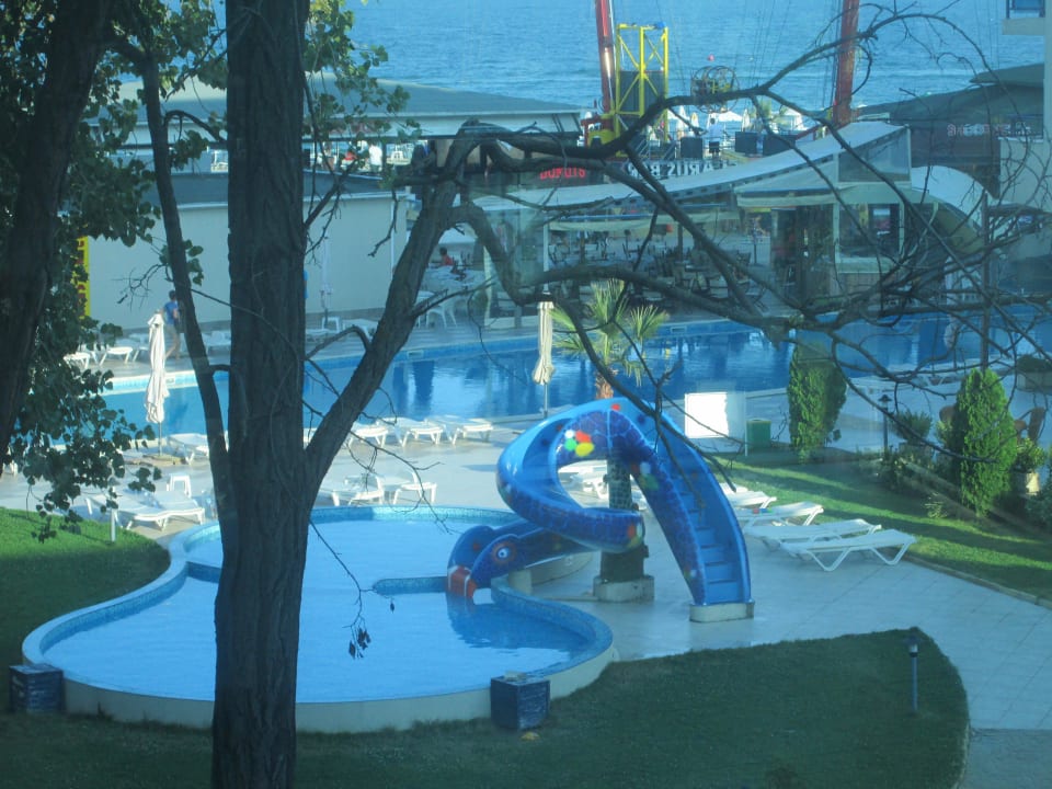 Kinderpool mit Rutsche Hotel Glarus Beach