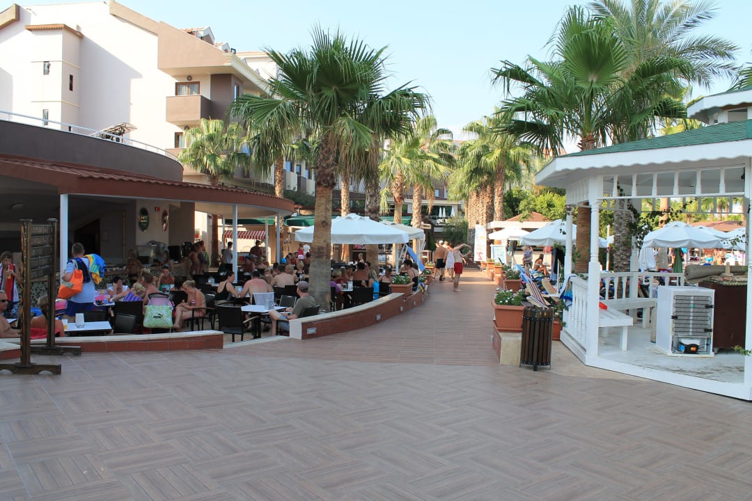 Weg zum Eingang Hane Family Resort