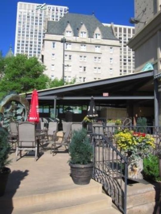 Ausblick von Terrasse auf benachbartes Granhotel Hotel Courtyard Edmonton Downtown