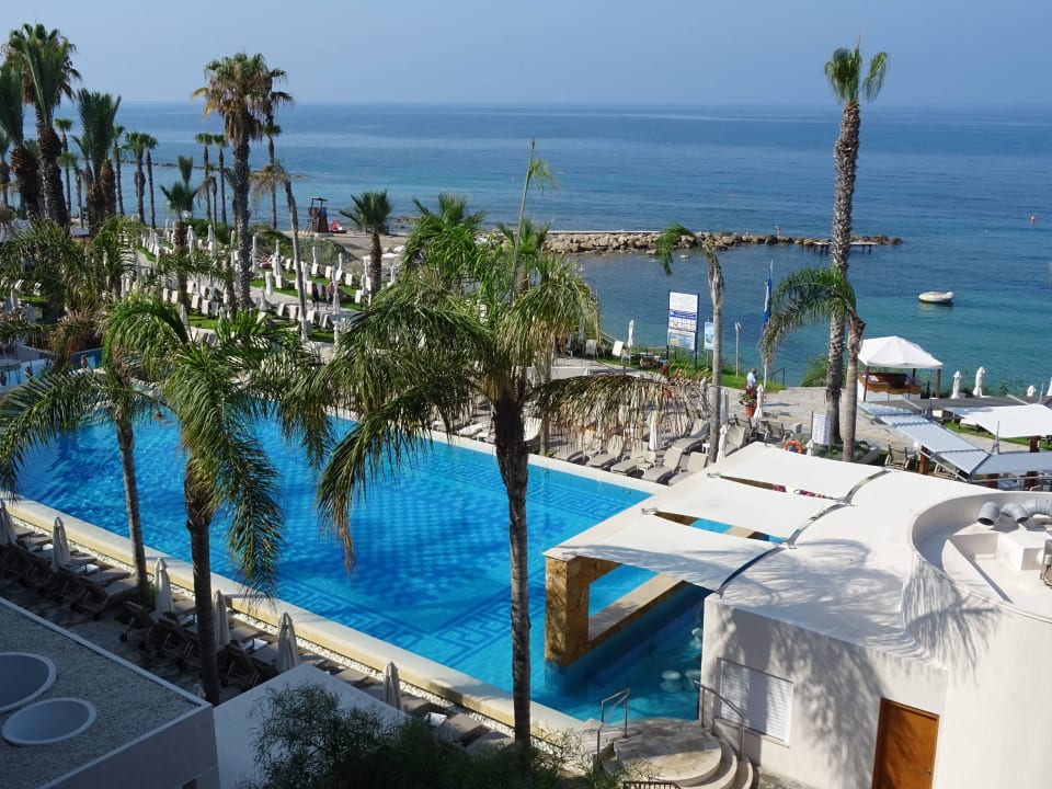 Blick vom Balkon über Pool zum Meer Alexander The Great Beach Hotel