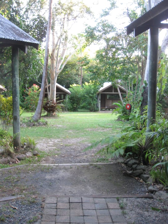 Die Bungalows sind rund angeordnet Mungumby Lodge