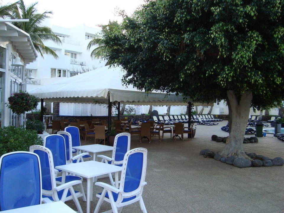 Sitzgelegenheit vor dem Pool Hipotels La Geria