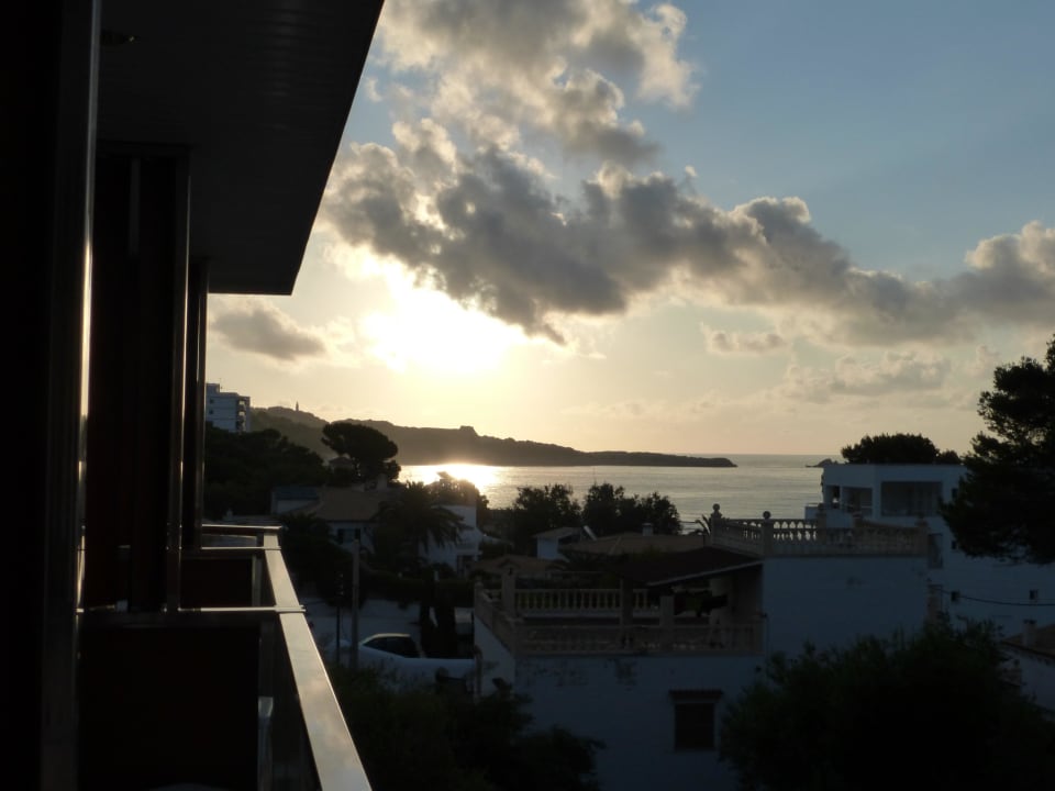 Nach links zum Hafen Hotel Clumba