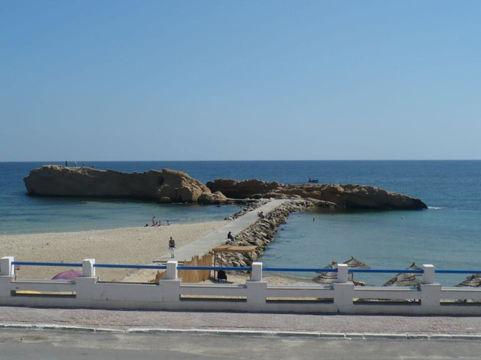 Widok z basenu na morze Delphin El Habib