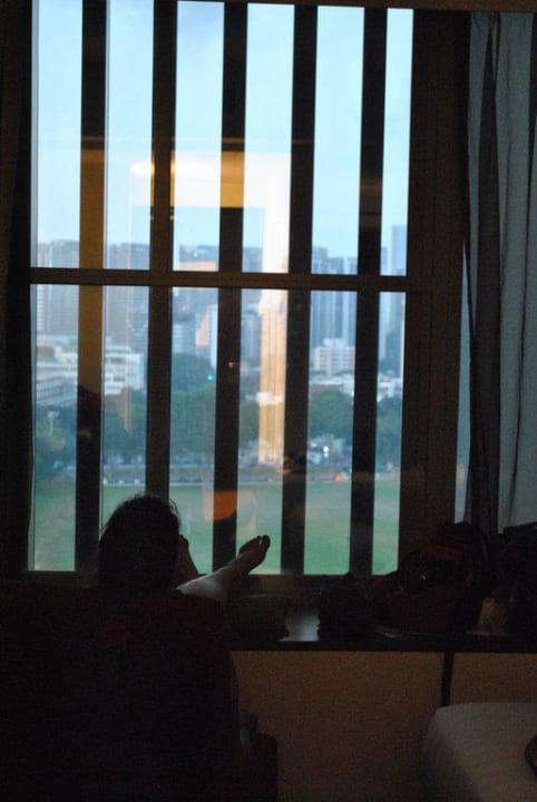 Blick aus dem vergittertem Fenster Hilton Garden Inn Singapore Serangoon