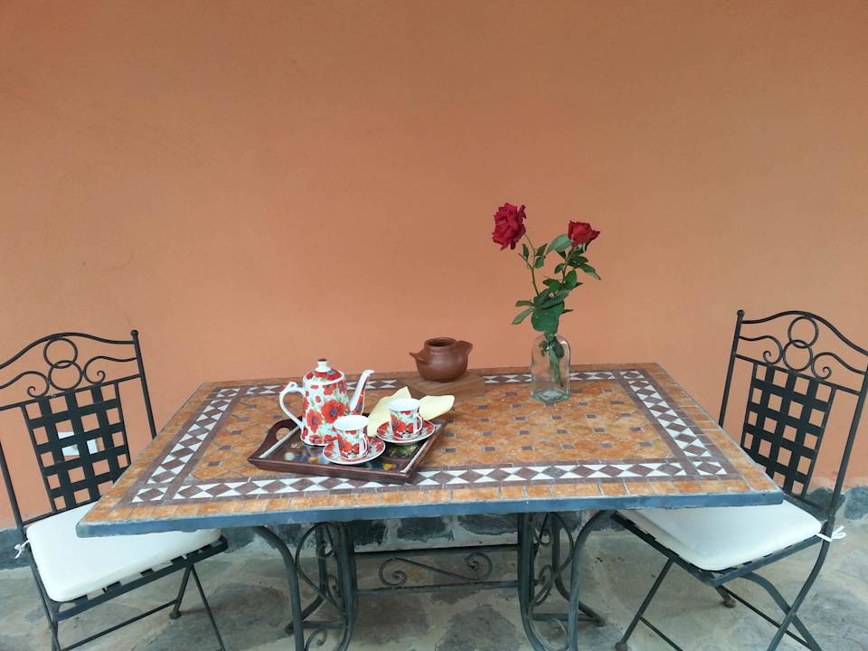  schöne Terrasse mit Tisch und Stühlen Landhaus Los Avestruces