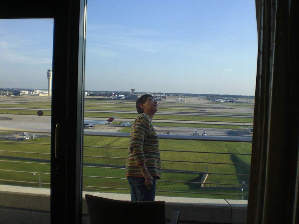Lotti auf dem Balkon Renaissance Hotel Concourse Atlanta Airport