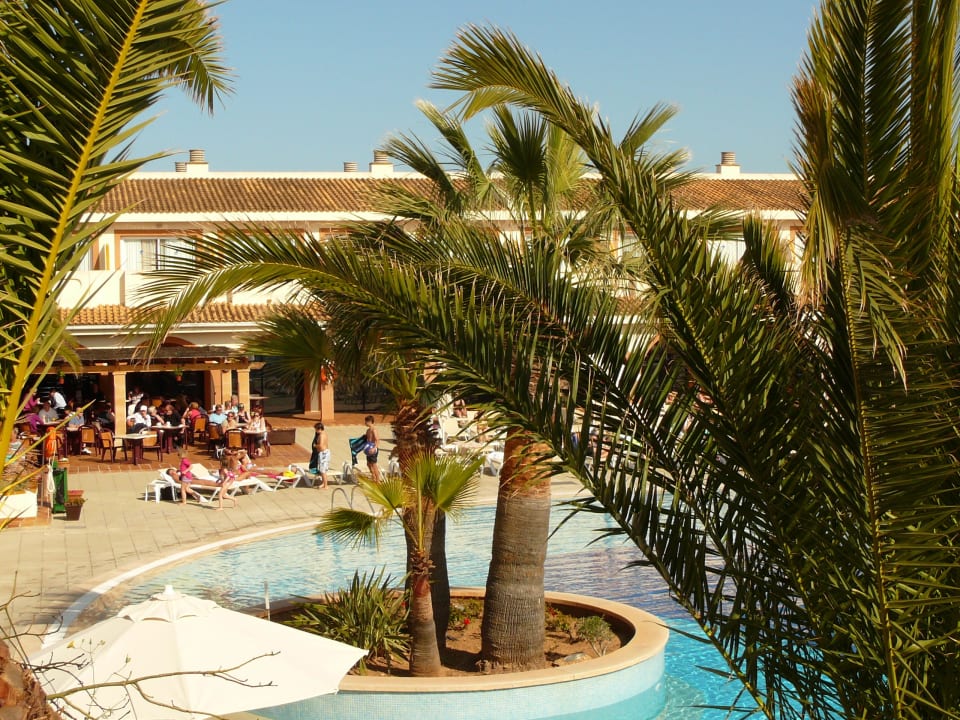 Poolanlage im innehof blau punta reina